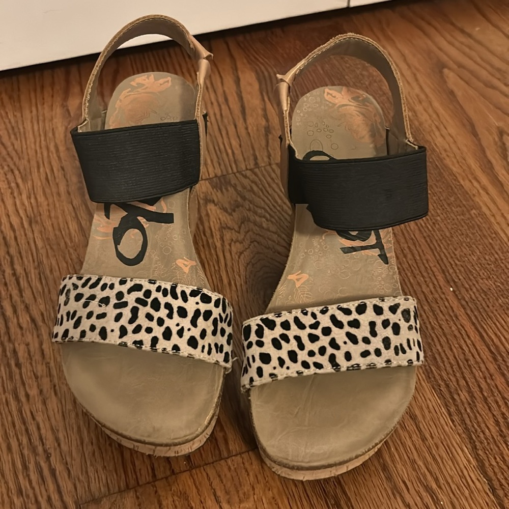 OTBT Tan and Black Wedge Heels - Picture 2 of 6